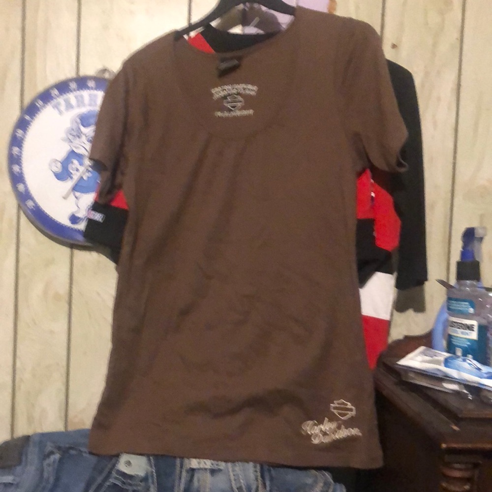 Harley Davidson shirt worn two times paid $48.99 for it it’s a 1xl and comfortab